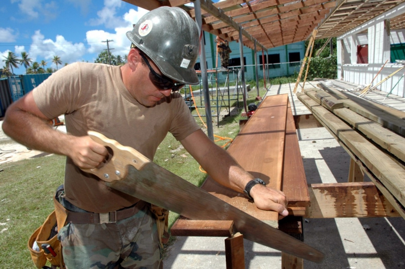 charpentier-SEILLONS SOURCE D ARGENS-min_worker_construction_building_carpenter_male_job_build_helmet-893290